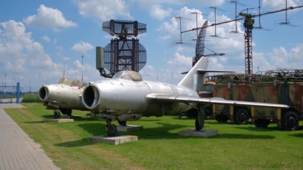 Stare myśliwce odrzutowe na krajowej wystawie lotniczej na świeżym powietrzu — Wideo stockowe