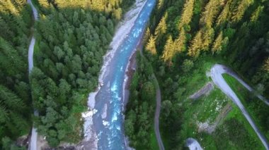 Dağ nehrinin havadan görünüşü