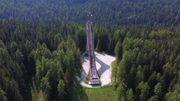 Luftaufnahme von Trampolin Olympic Italia - Skisprungrutsche für die Olympischen Winterspiele 1956. — Stockvideo