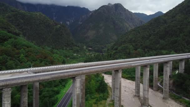 Vista panorámica de la entrada del puente de dos carriles en las montañas — Vídeos de Stock