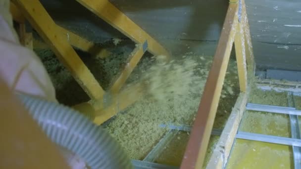 골에 광물질 양모를 넣은 집의 열 단열재 — 비디오