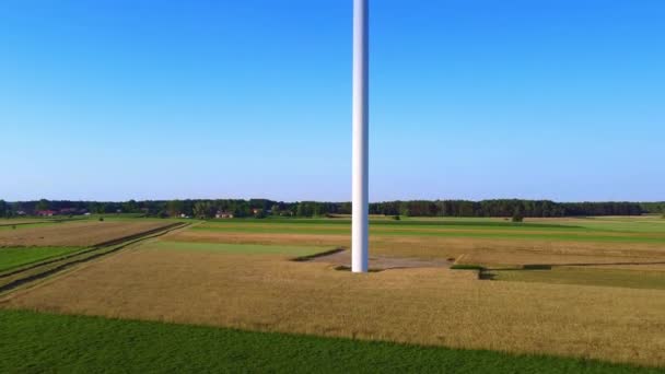 Gran molino de viento en el campo de drone — Vídeos de Stock