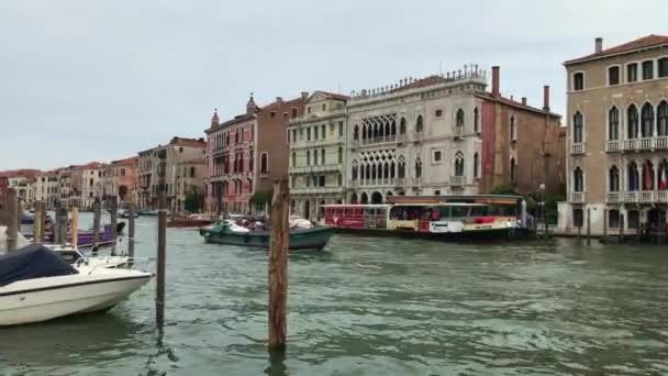 Diferentes tipos de transporte acuático en Venecia navegando por el canal de agua — Vídeo de stock