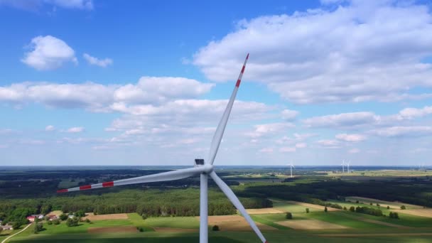 Nahaufnahme einer großen Windmühle am blauen Himmel — Stockvideo