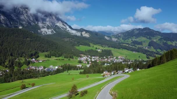 Bela vista aérea da aldeia de Badia em Dolomitas, na Itália — Vídeo de Stock