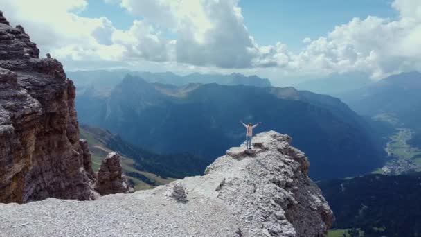 Luftaufnahme einer Frau mit erhobenen Händen, die stolz auf dem Gipfel des Piz Boe steht — Stockvideo