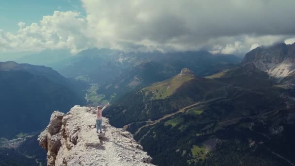 Luftaufnahme der italienischen Dolomiten mit erhobenen Händen auf dem Gipfel des Piz Boe — Stockvideo