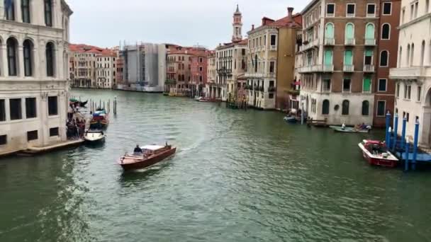 Venedig - traumhafte Stadt am Wasser mit Gondeln und alten architektonischen Gebäuden — Stockvideo