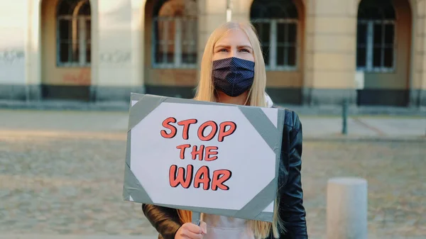 Giovane donna che chiama per fermare la guerra tenendo vapore — Foto Stock