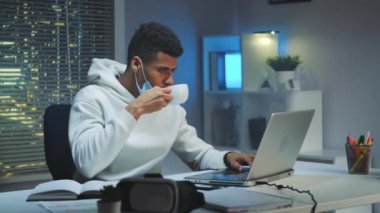 Karantinadaki çok ırklı adam gece geç saatlere kadar çalışıyor.