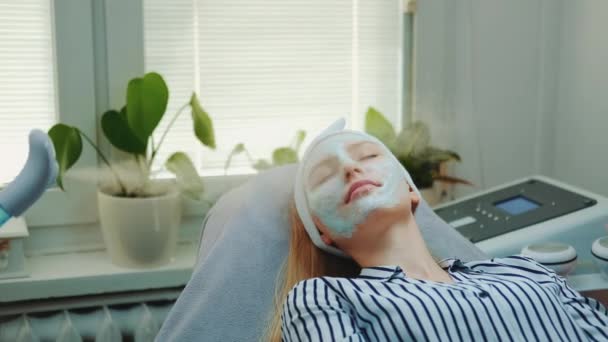 Professionele gezichtsverzorging behandeling met een cosmetische stoomboot bij schoonheidssalon — Stockvideo