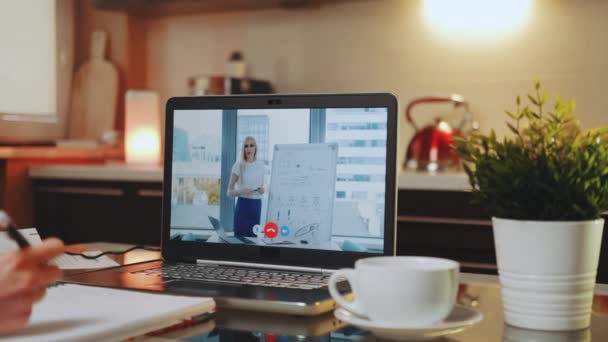 Vídeo conferência on-line no laptop com alto-falante feminino no escritório em casa — Vídeo de Stock
