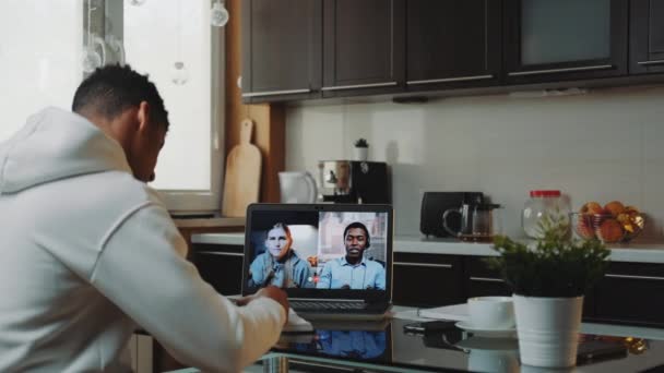在家中工作的多种族同事通过电脑打普通视频电话进行检疫 — 图库视频影像