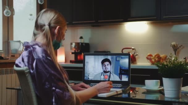 Affärskvinna gör videosamtal till en läkare och få medicinsk konsultation hemifrån — Stockvideo