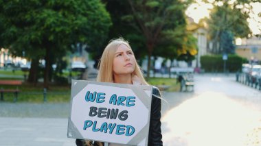 Güzel kız, insan hayatı oynayan yetkilileri protesto ediyor.