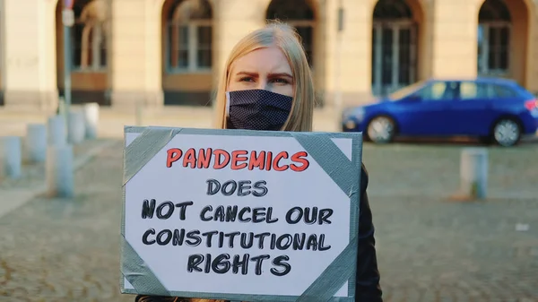 Caminata de protesta declarando que la pandemia no cancela los derechos humanos constitucionales — Foto de Stock