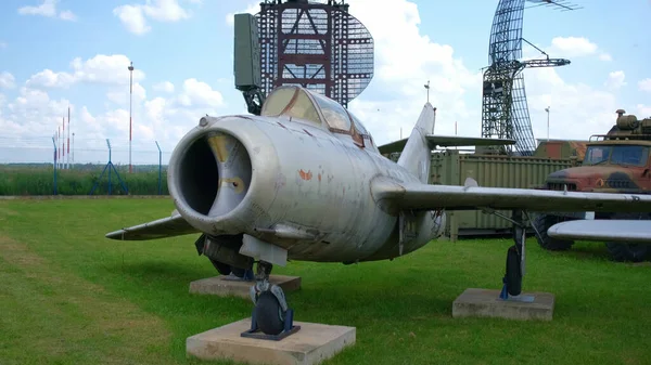 Velho avião de caça a jato em museu militar ao ar livre. — Fotografia de Stock