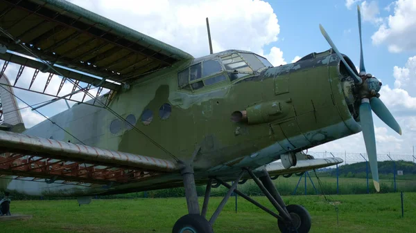 Виставка старих військових транспортних літаків під відкритим небом — стокове фото