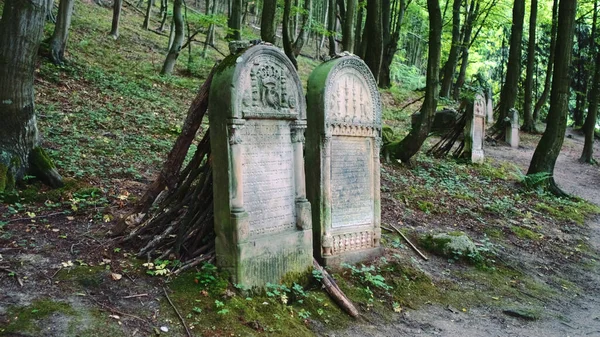 Két sírkő a régi temetőben. — Stock Fotó