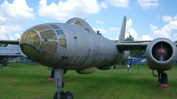 Παλαιά μαχητικά αεροσκάφη σε υπαίθριο στρατιωτικό μουσείο. — Φωτογραφία Αρχείου