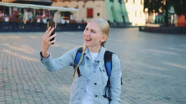 Kobieta turystka wykonująca rozmowę wideo na smartfonie z miejsca wizyty — Zdjęcie stockowe