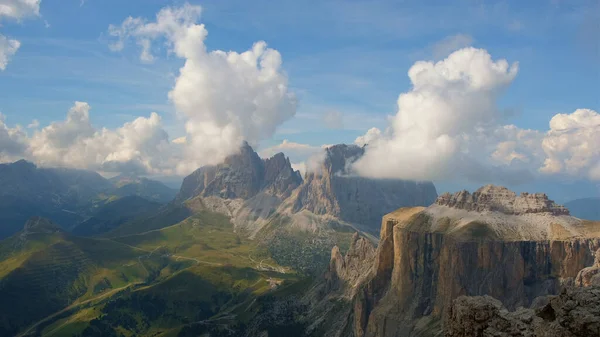 Fantástica vista das montanhas e nuvens correndo — Fotografia de Stock