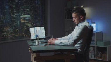 Farklı ülkelerden iki meslektaş çevrimiçi yıllık raporu hazırlıyor