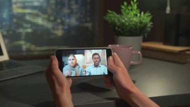 Akıllı telefondan çok ırklı ekiple video görüşmesi.