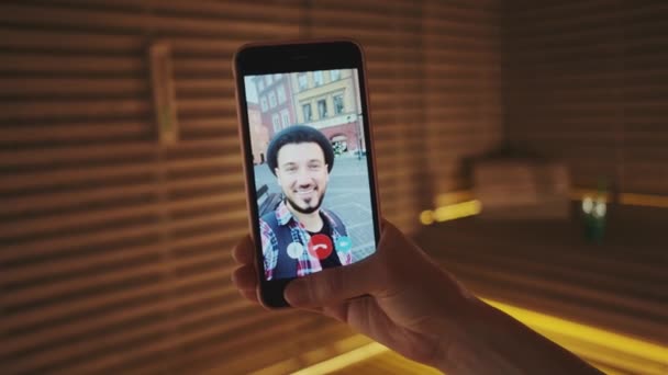 Exibição de smartphone com homem vídeo chamando a mulher que descansa na sauna — Vídeo de Stock