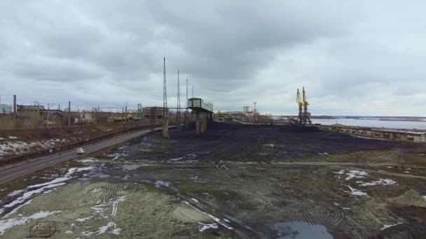 Coal terminal in a big city. — Vídeos de Stock