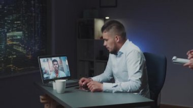 Karışık ırk yönetmenleri bir sonraki toplantıyı hatırlatırken görüntülü arama yapıyorlar.