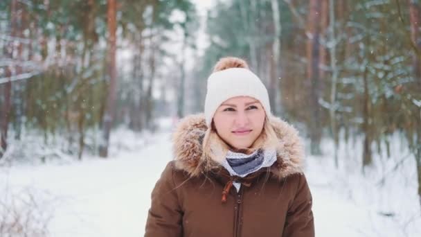 美丽的女人在冬天走着，欣赏着雪地的森林. — 图库视频影像