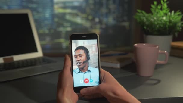 Videogesprek met de zwarte zakenpartner op smartphone — Stockvideo