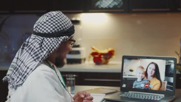 Arabischer Arzt spricht mit Mutter und Sohn per Videoanruf am Computer — Stockvideo