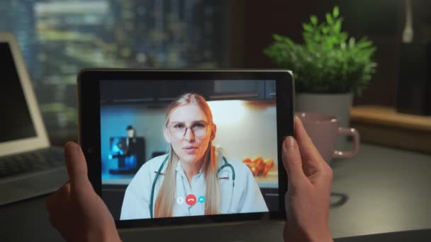 Pantalla de la tableta con videollamadas médicas — Vídeos de Stock