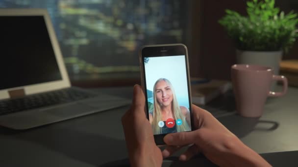 Ekran smartfona z blondynką wideo dzwoniącą z morza — Wideo stockowe