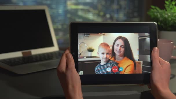 Pantalla de la tableta con videollamadas madre e hijo — Vídeos de Stock