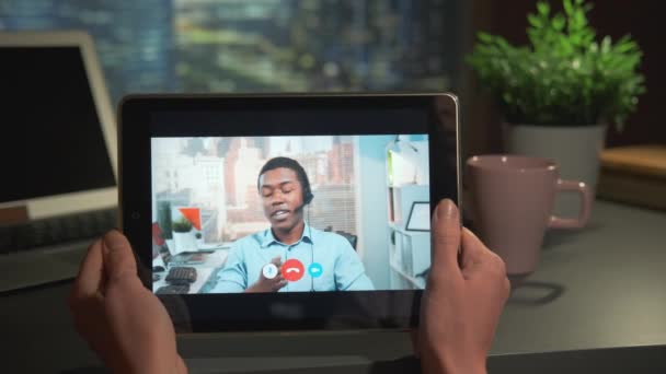 Tela de tablet com videochamada para empresário de raça mista — Vídeo de Stock