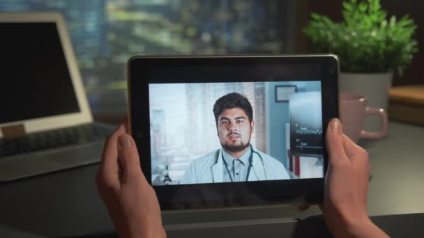 Videotelefonie mit multiethnischem Arzt auf Tablet — Stockvideo