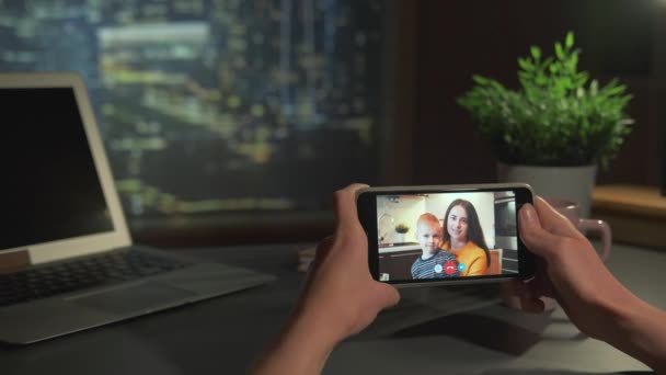 Mani femminili che tengono smartphone con videochiamata — Video Stock