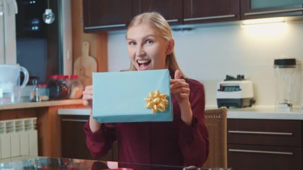 Blonde woman promoting special gifts for the clients to the camera — Video