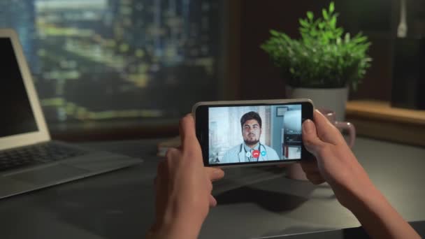 Ekran smartfona z mieszanym wyścigiem lekarz wideo rozmowy — Wideo stockowe