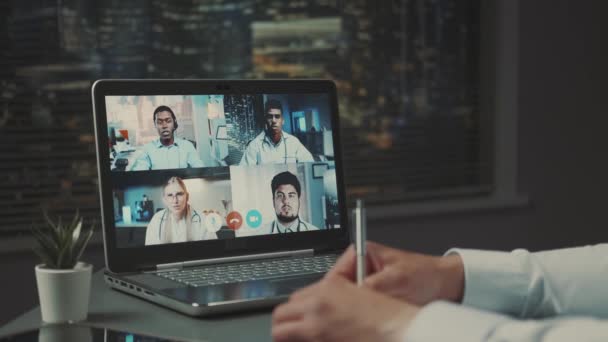 Monitor de computador com videoconferência de líderes médicos multirraciais — Vídeo de Stock