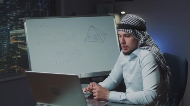 Junge arabische Lehrerin bietet Online-Abendkurse am Computer — Stockvideo