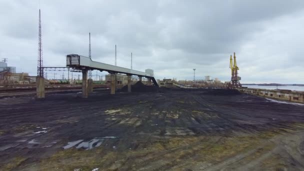 Vista al área industrial. Cielo gris — Vídeos de Stock