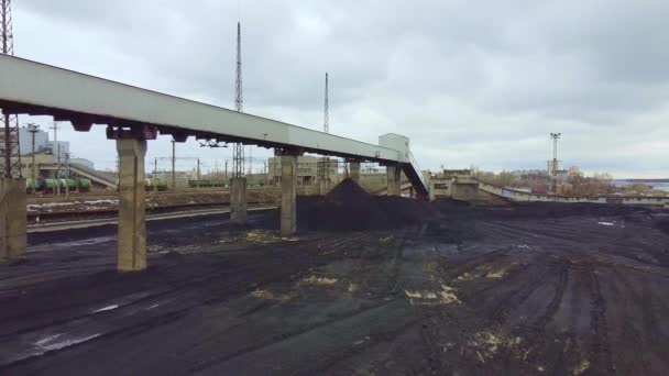 Αεροφωτογραφία μεγάλου σταθμού φόρτωσης άνθρακα — Αρχείο Βίντεο