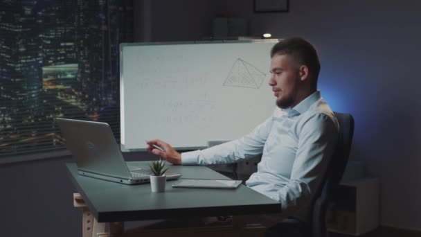 Sakallı melez adam bilgisayardaki video sohbetine ofisinde başlıyor. — Stok video