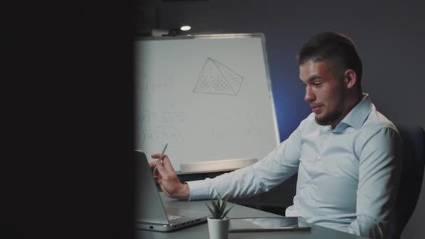 Gemengde zakenman maakt videogesprek met de klant en gebruikt whiteboard tijdens de discussie — Stockvideo