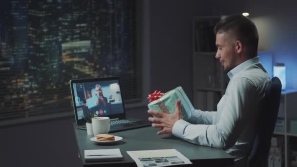 Jonge gemengde ras man bespreken met blonde vrouw uitgewisseld geschenken door video oproep op de computer — Stockvideo