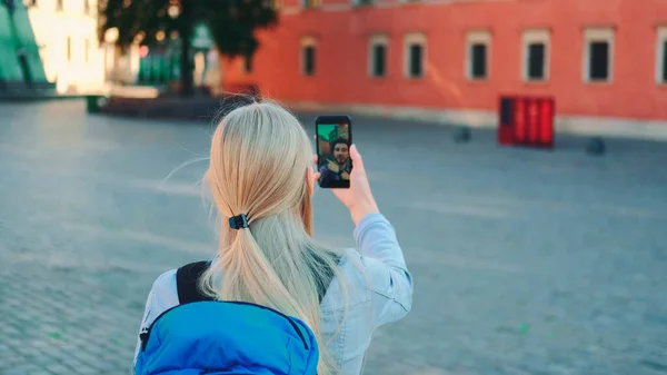 Female tourist making video call on smartphone with her friend from other place — Stock Photo, Image